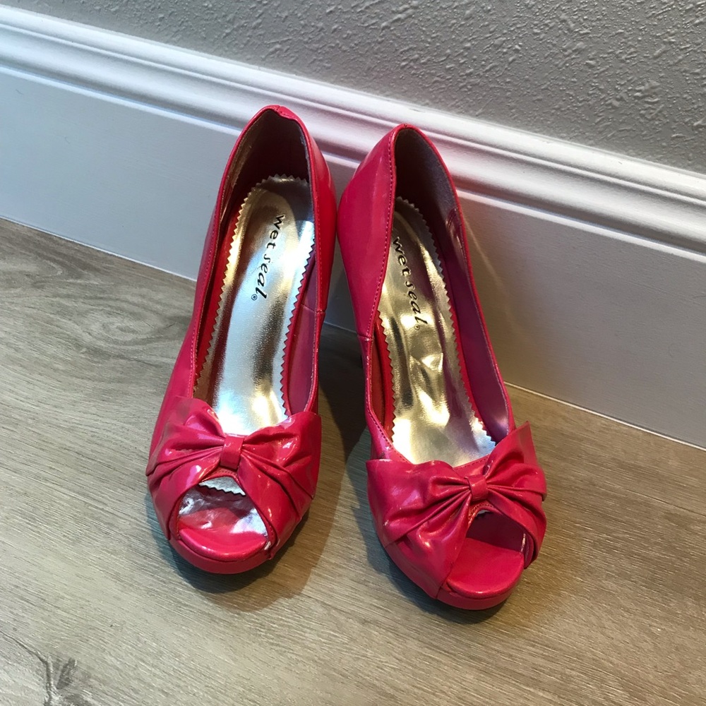 Hot pink heels with bow